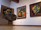 Ecuador Quito Guayasamin 2-08 Museo Guayasamin Painting, Fathers Head, Los Amantes, and Nina Llorando There are three paintings next to Oswaldo Guayasamns sculpture of the fathers head from La Familia at the Museo Guayasamin. The middle painting is Los amantes (1989, The Lovers), and the one on the right is Nina Llorando (1994, Boy Crying)
